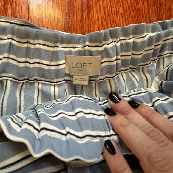 Loft, women’s dressy white with navy stripes Capri pants, size medium - Picture 5 of 6
